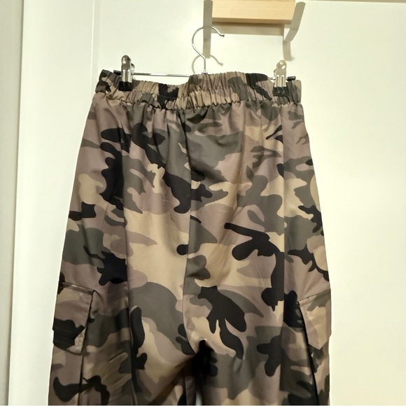 Women’s Camo Print Nylon Cargo Jogger Pants with Pockets - Picture 7 of 7